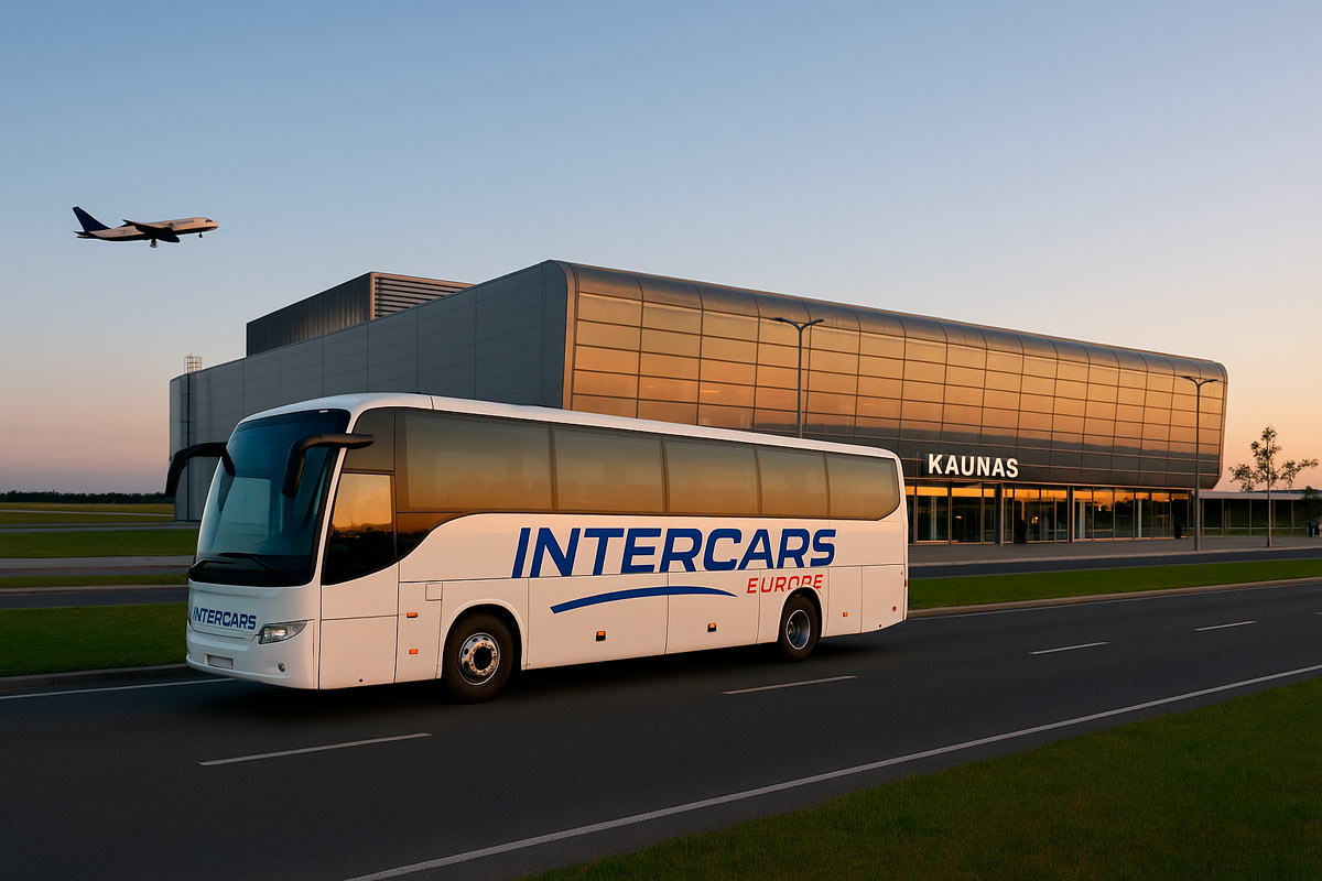 Аэропорт Каунаса: автобус Intercars Europe у терминала