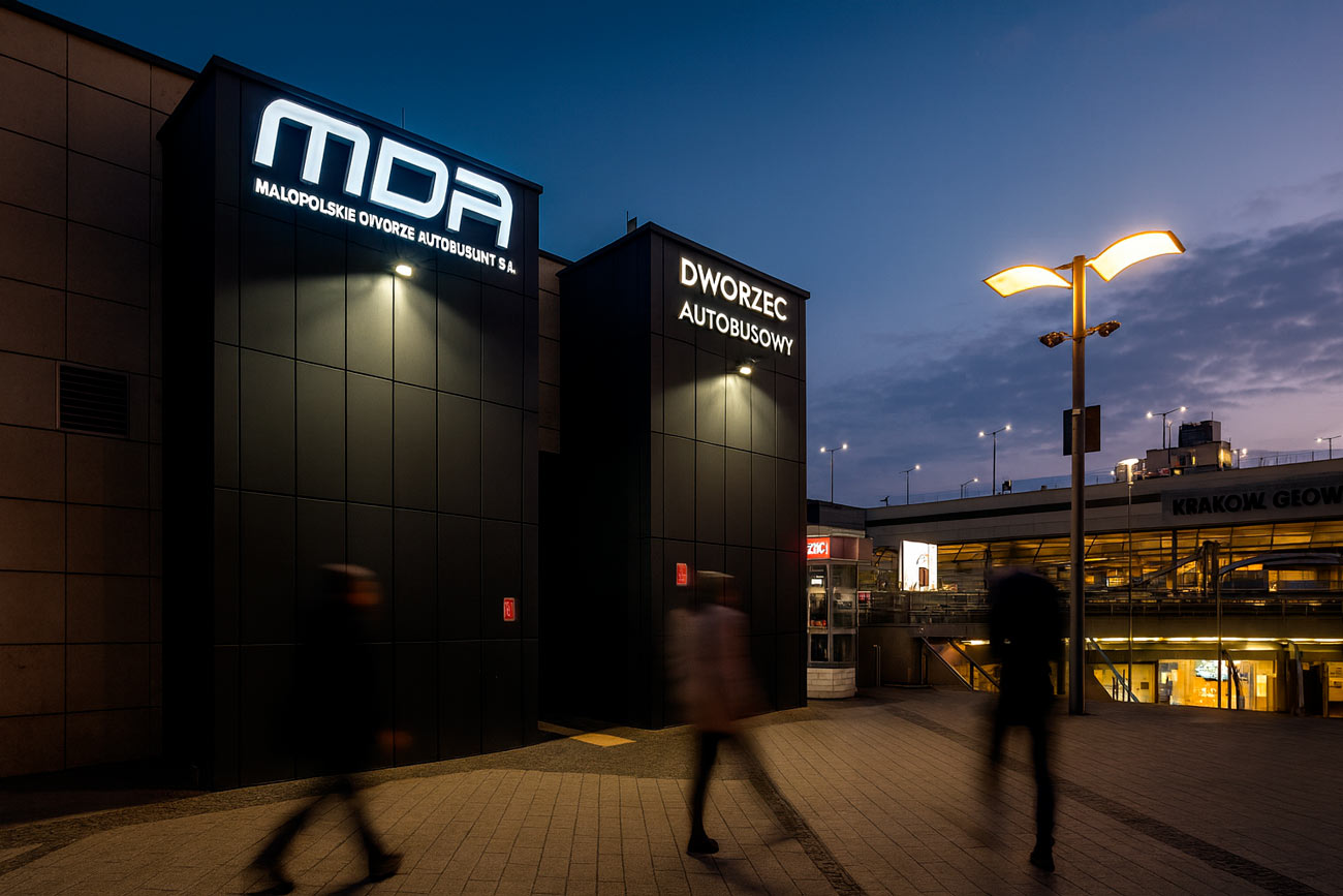 Фасад автовокзала Kraków MDA на улице Bosacka 18, вход с навесом