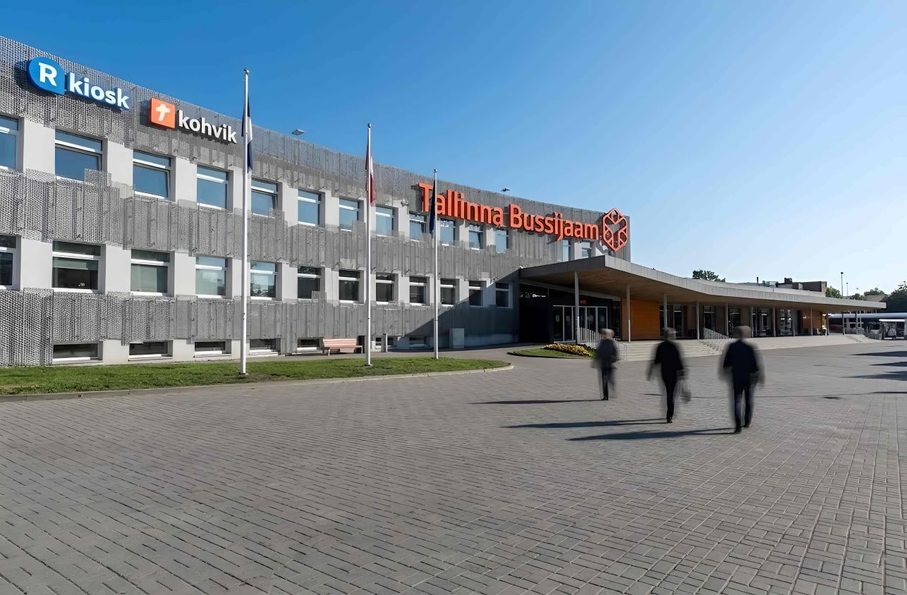 Фасад автовокзала Таллина Tallinna bussijaam, главный вход
