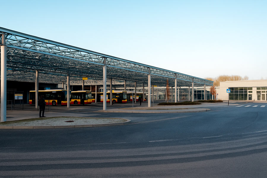 Dworzec Autobusowy Metro Młociny — зал и перроны у конечной M1