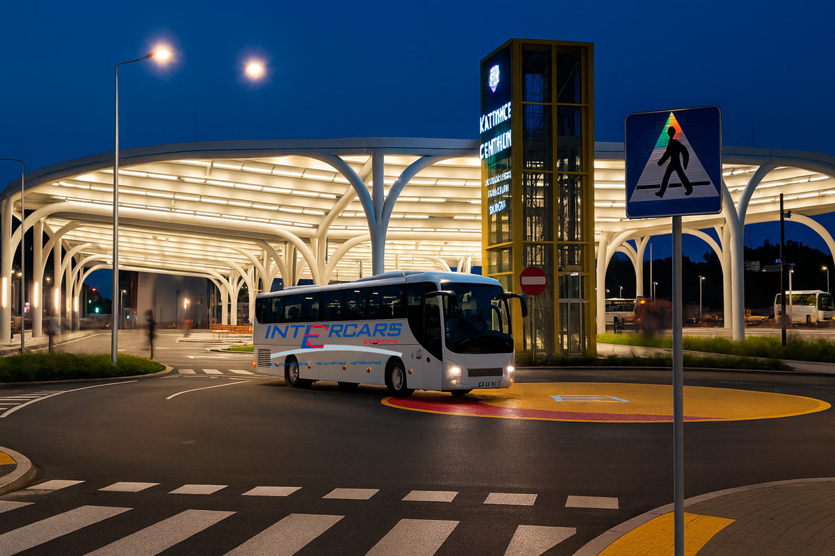 Фасад автовокзала Katowice Sądowa с входом и навесом